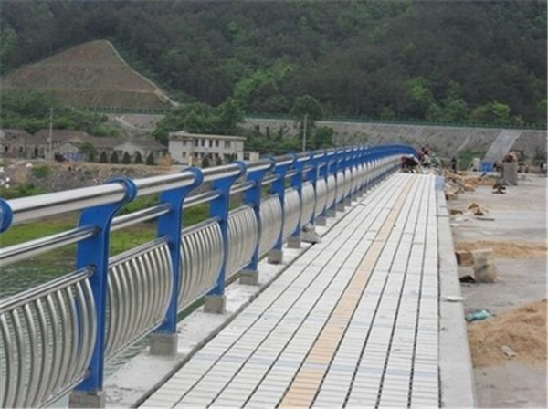 蚌埠不锈钢桥梁护栏的特性及其在现代建筑中的应用